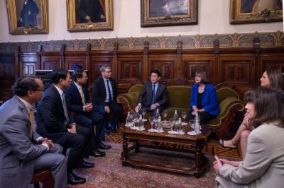 El Presidente de Vietnam y su comitiva fueron recibidos por la Rectora Devés y la prorrectora Alejandra Mizala previo a la conferencia.